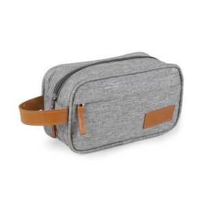 Necessaire com Al&ccedil;a Pequena MTB 14937 | em poli&eacute;ster com detalhes em couro sint&eacute;tico, possui dois compartimentos com z&iacute;per, al&ccedil;a para transporte e al&ccedil;a pequena para acesso de chaveiro ou gancho.